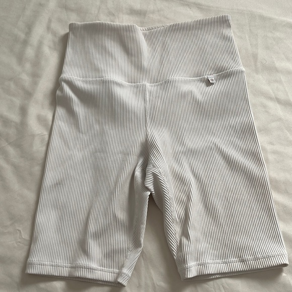 Athleta + Alicia Keys Elation rib 9” bike short in magnolia white, size Medium - Picture 2 of 5